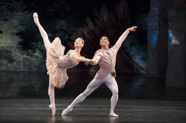 Tzu-Chao Chou as the Prince and Momoko Hirata as the Sugar Plum Fairy in The Nutcracker. Photo: Bill Cooper.